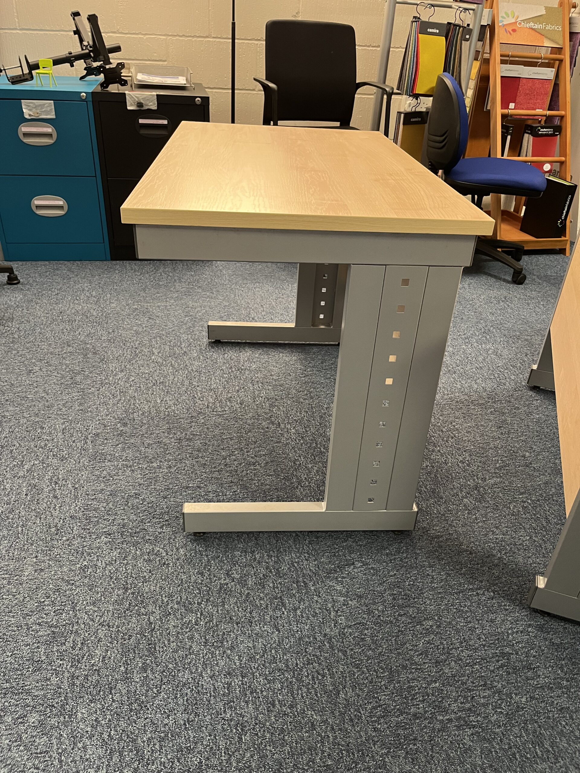 Small Desk 1000mm x 600mm Maple finish - Image 3