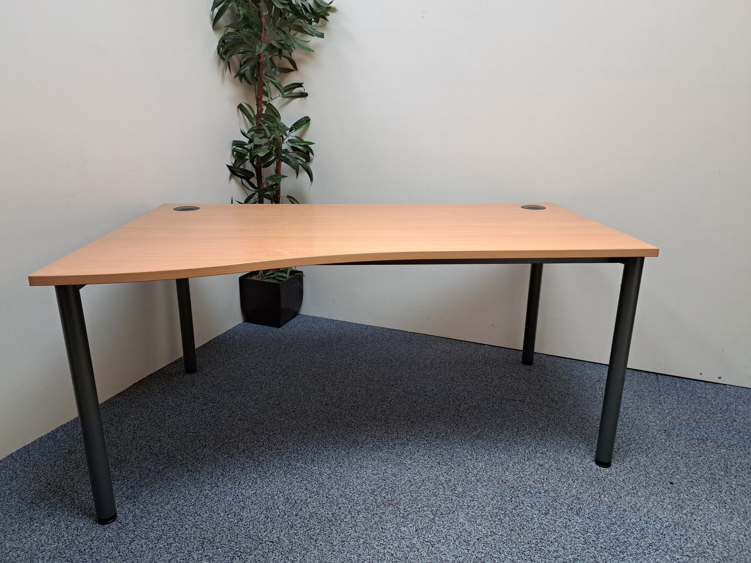 Wave desk 1600mm, Goal Post Leg Frame - Image 2