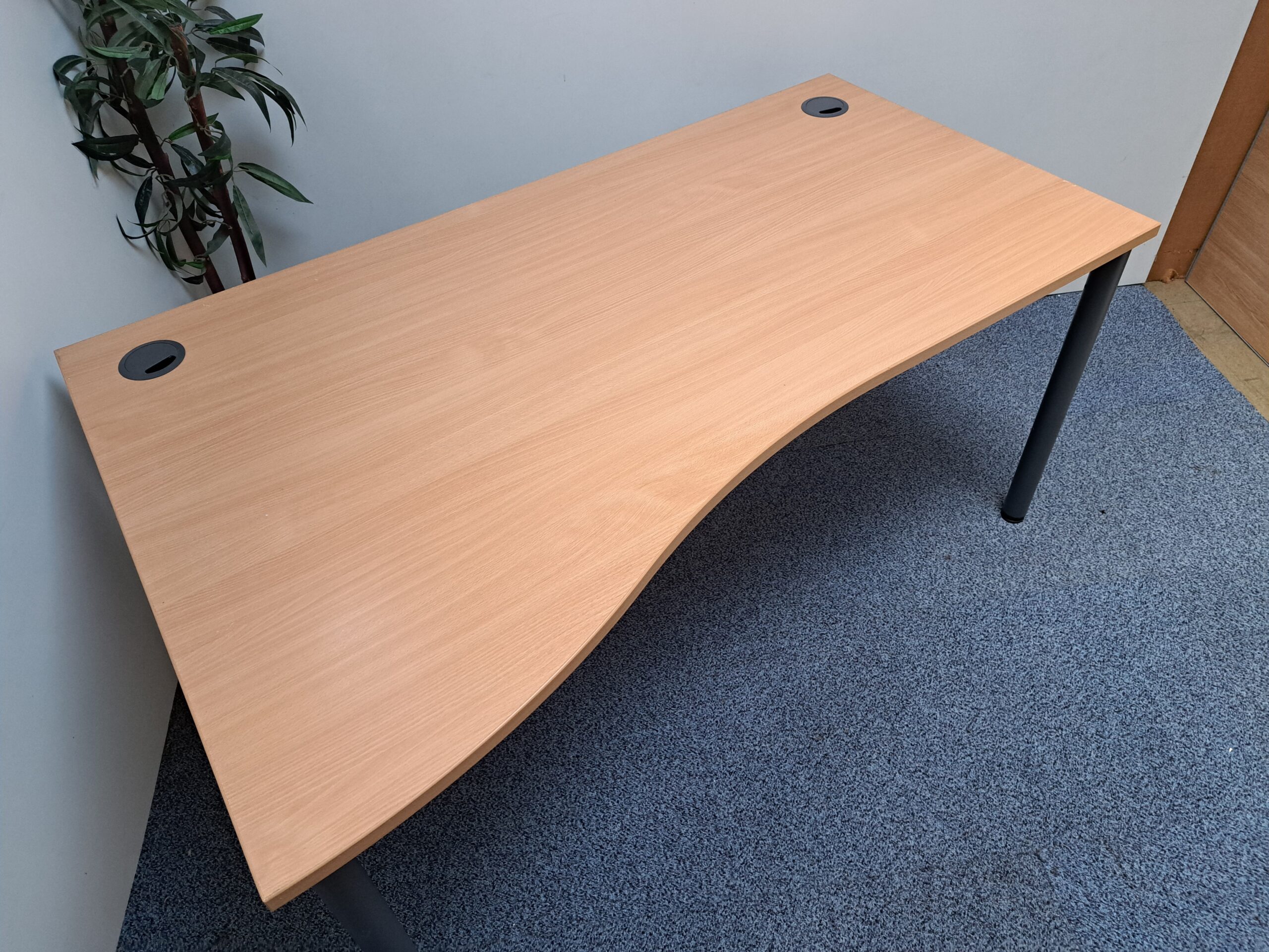 Wave desk 1600mm, Goal Post Leg Frame - Image 5