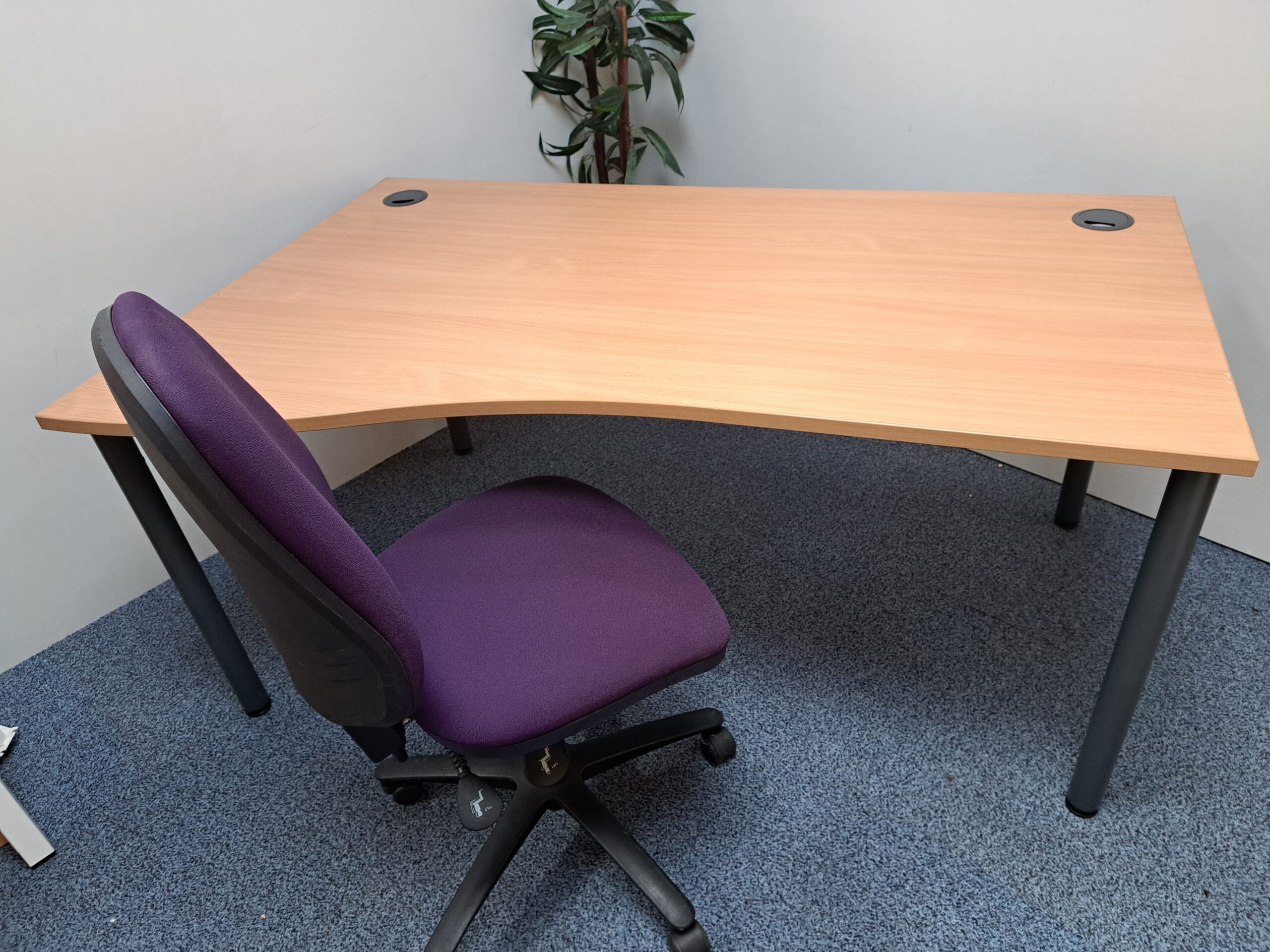 Wave desk 1600mm, Goal Post Leg Frame - Image 4