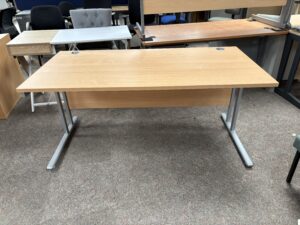 D177-Straight 1600x800 Workstation-Beech